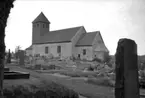 Bokenäs gamla kyrka och kyrkogård.