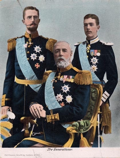 Text på bildens framsida: "Tre Generationer. Handkolorerat porträttfotografi föreställande Oscar II, Kronprins Gustaf och prins Gustaf Adolf.

Axel Eliassons Konstförlag, Stockholm No 1905".