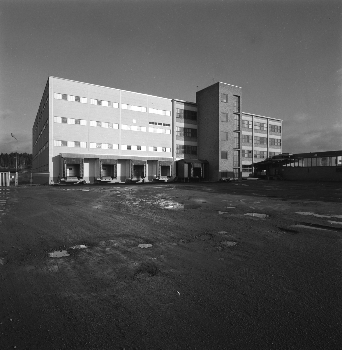 Bildserie från Cloetta i Ljungsbro i samband med färdigställandet av ny lagerbyggnad. Året var 1977.