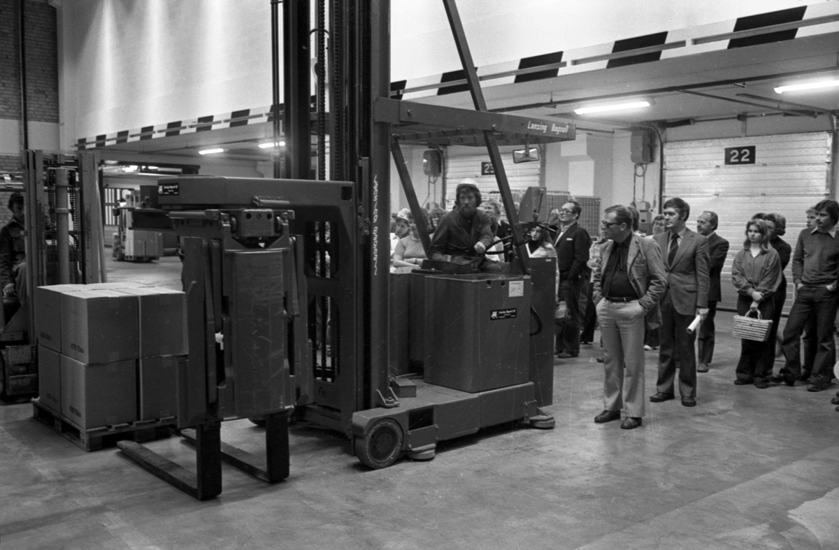 Serie bilder från invigning av nytt lager vid Cloetta i Ljungsbro. I vimlet skymtar företagets förre disponent Hjalmar Svenfelt.