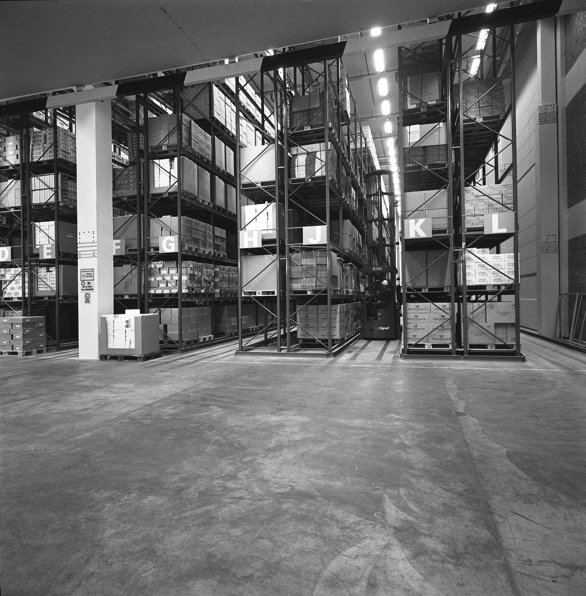 Bildserie från Cloetta i Ljungsbro i samband med färdigställandet av ny lagerbyggnad. Året var 1977.