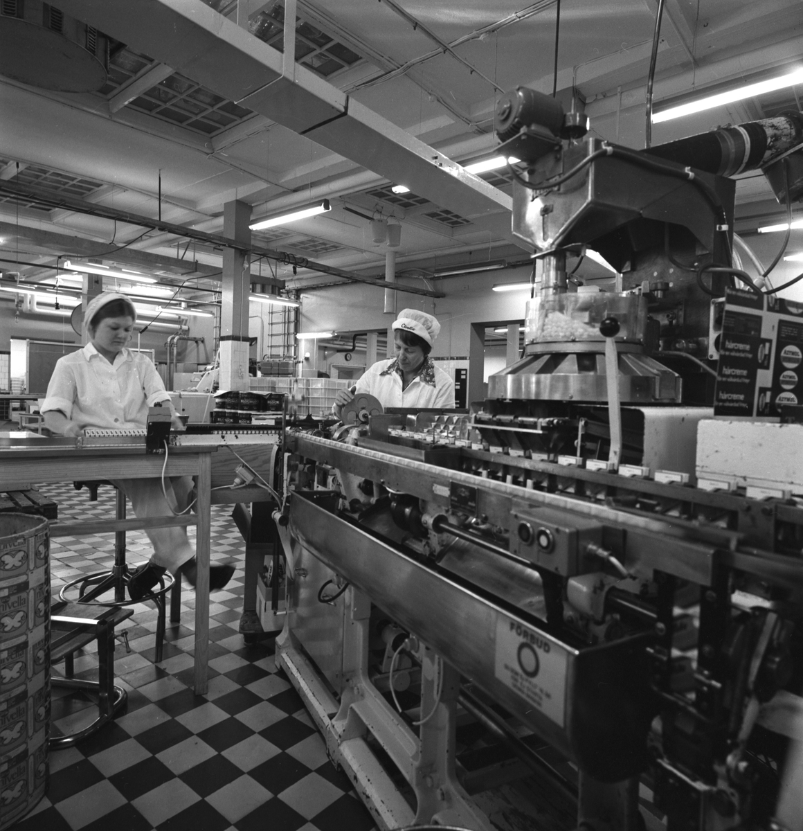 Bildserie från Cloetta i Ljungsbro i samband med färdigställandet av ny lagerbyggnad. Året var 1977.