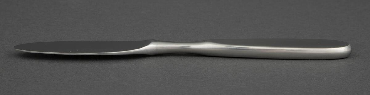 Frokostkniv i presset rustfritt stål med smalt, ovalformet knivblad, smal skaftrot og smalt, ovalformet skaft med avrundet ende.