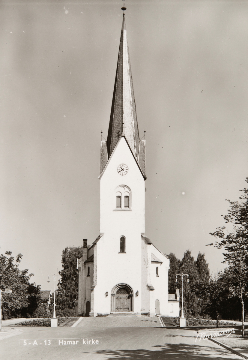 Postkort, Hamar domkirke, eksteriør, Kirkegata 14, 
(2 motiver av Domkirken med samme produksjonsnummer. pluss et foto i farger)