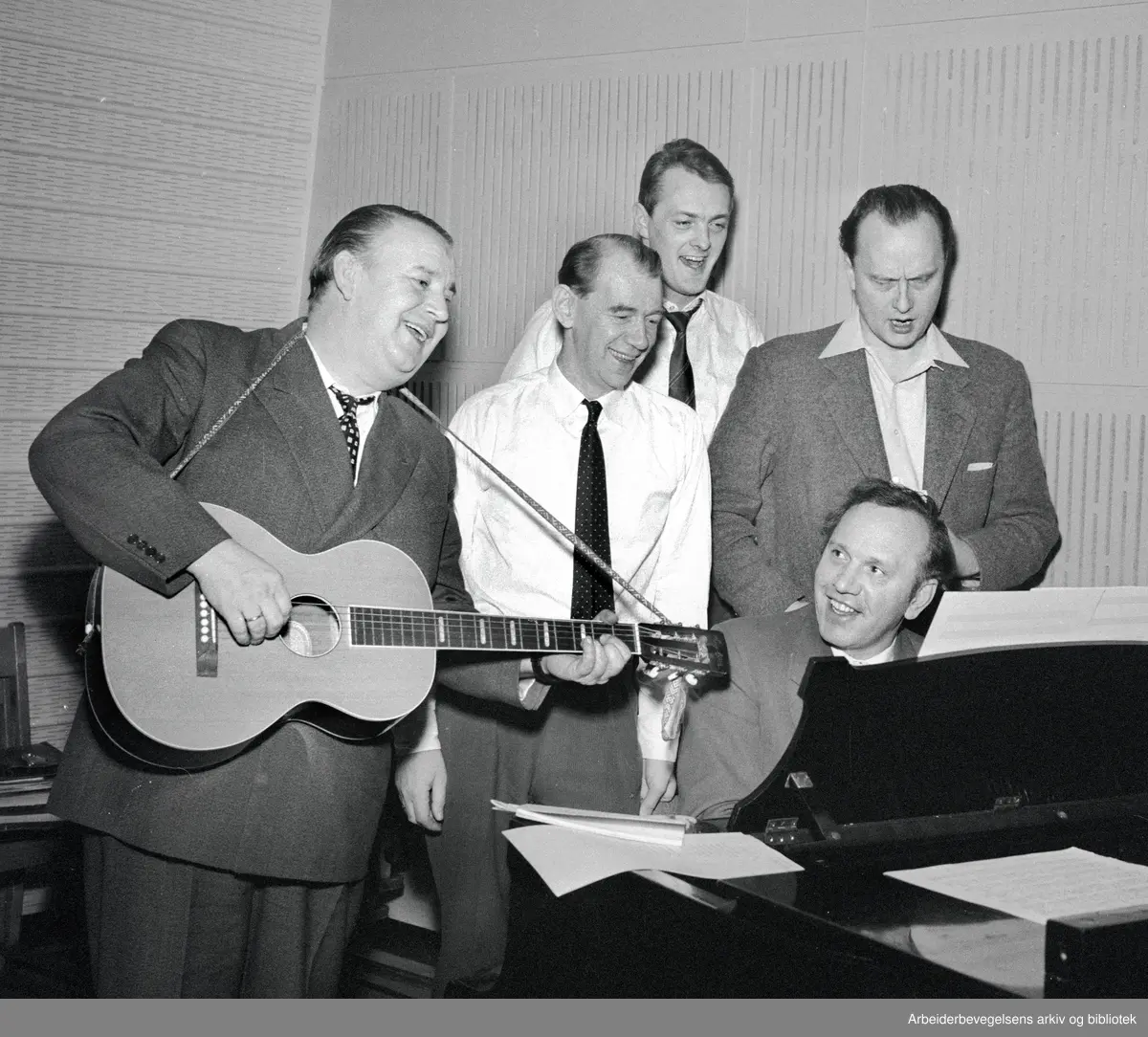 Radioprogrammet Søndagsposten i NRK radio. Fra venstre: Alf Prøysen, Otto Nielsen, Erik Bye André Bjerke. Ved flygelet, Johan Øian. Januar 1958