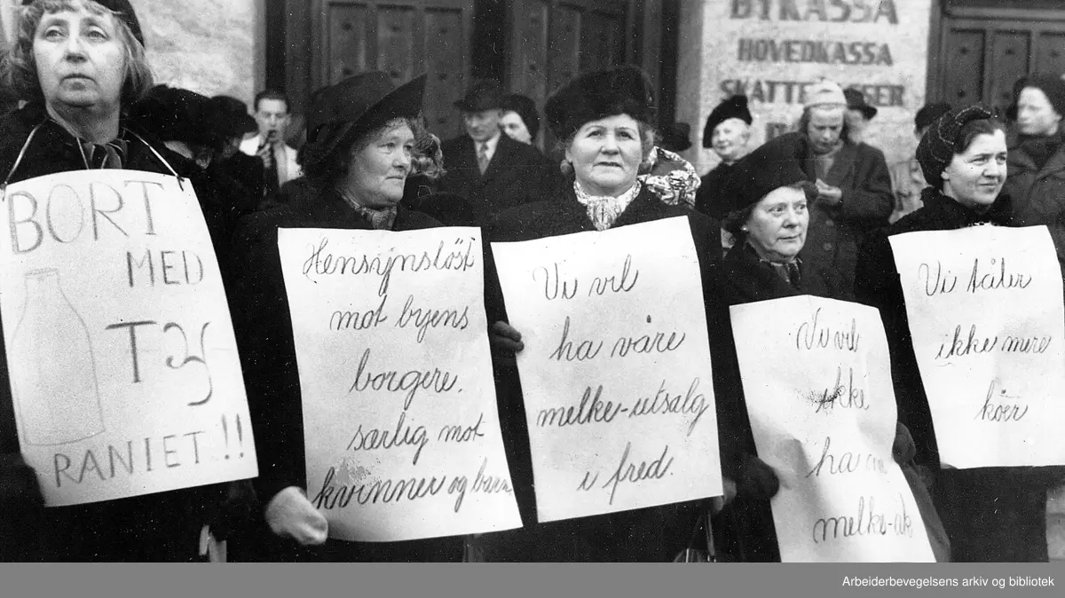 Husmødre demonstrerer på Rådhusplassen mot innskrenkningen av melkeutsalgene i Oslo. 3. mars 1948....