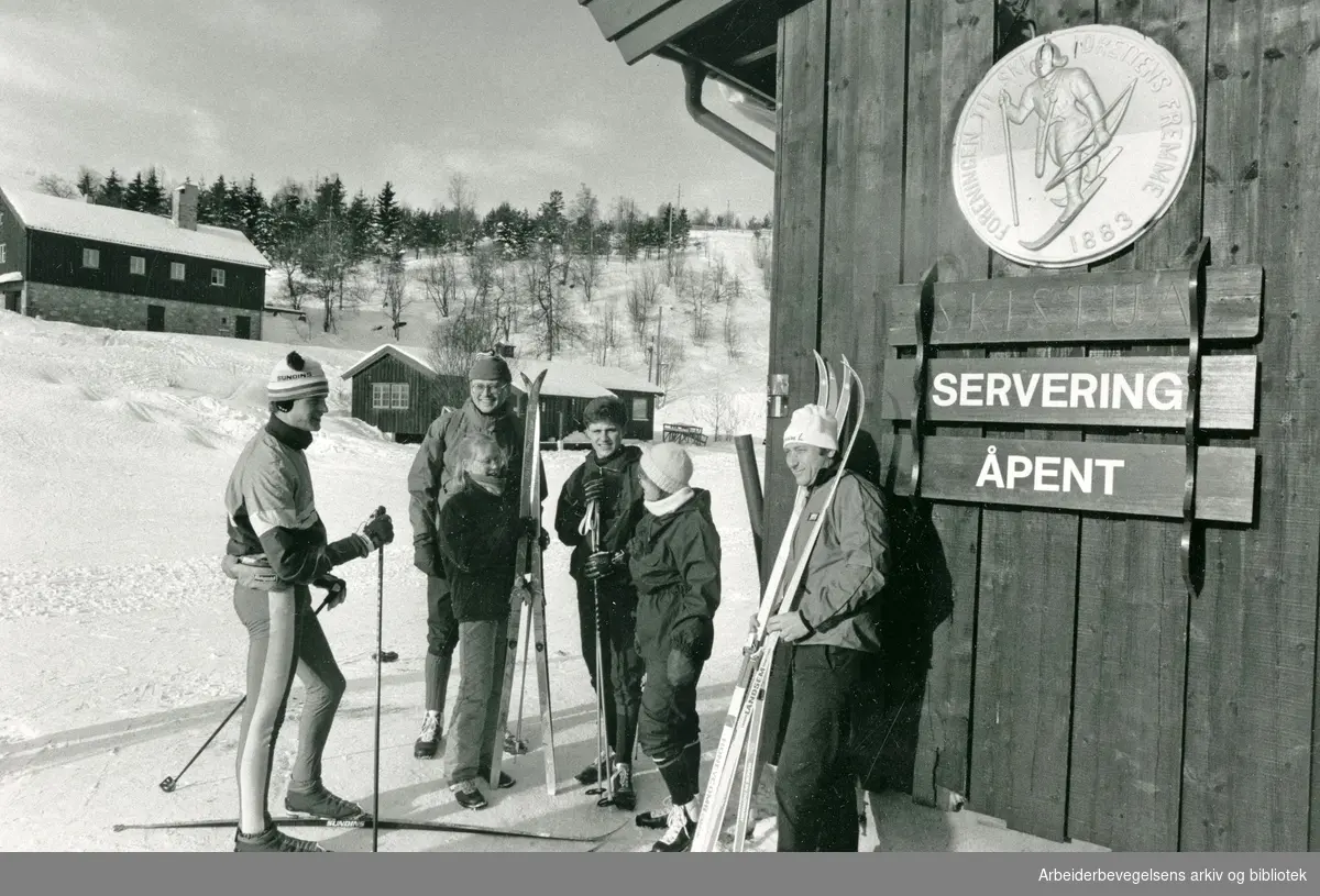 Skistua på Frognerseteren i Nordmarka. Foto 26 februar 1985.