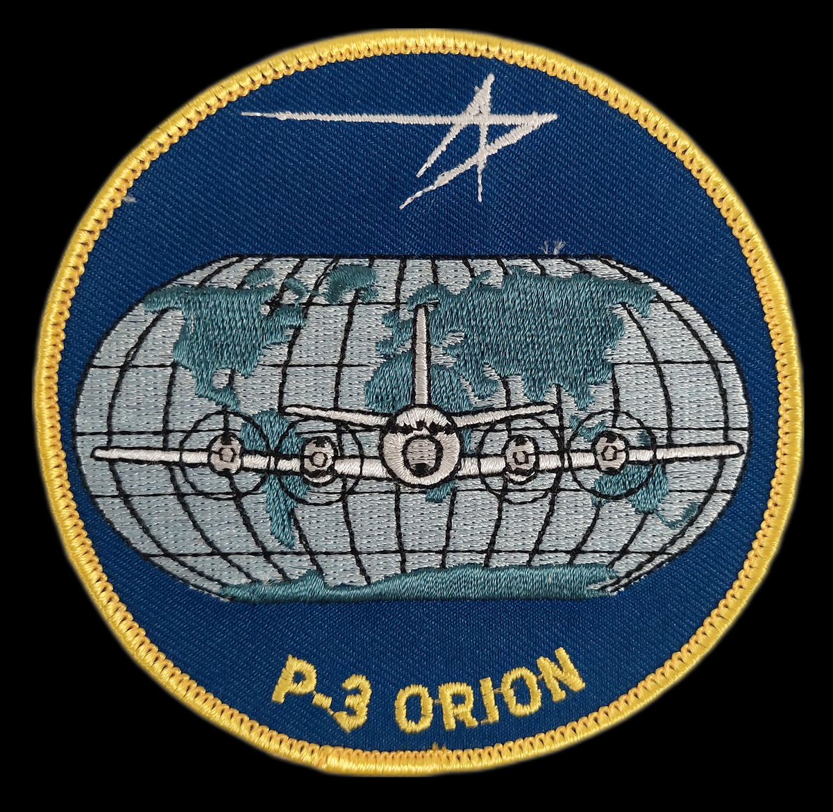 P-3 Orion fly i sentrum, med verdenskart i bakgrunn.
