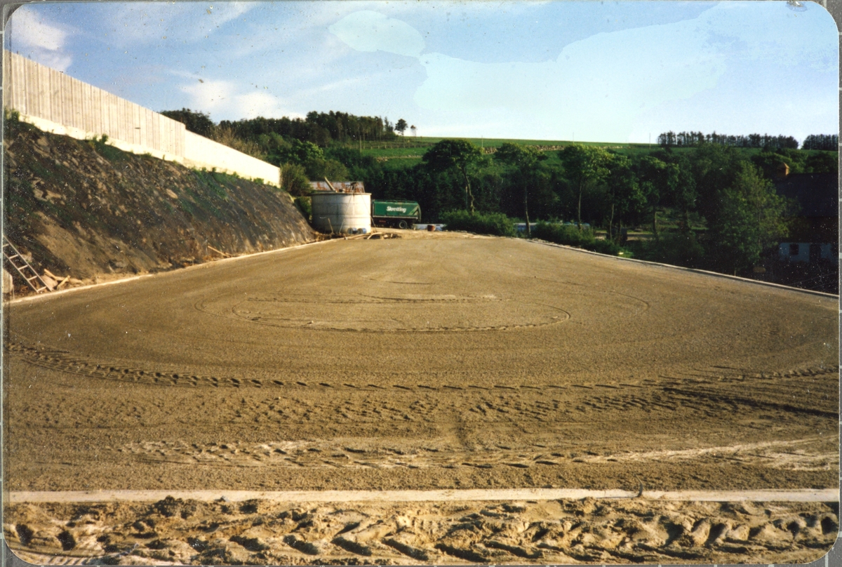 Bildet viser fundamentet til den nye hallen til mink på pelsdyrgarden til Nils Egil Grude i 1987. Dette var eit modulbygg. Grude var den fyrste som bygde slik stor hall. Hallen er rivd ned no.