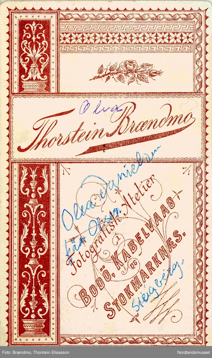 Portrett av to kvinner. Til venstre står Olea Elisabet Olsdtr. Danielsen (f. 1870), fra Røssøya på Engeløya.