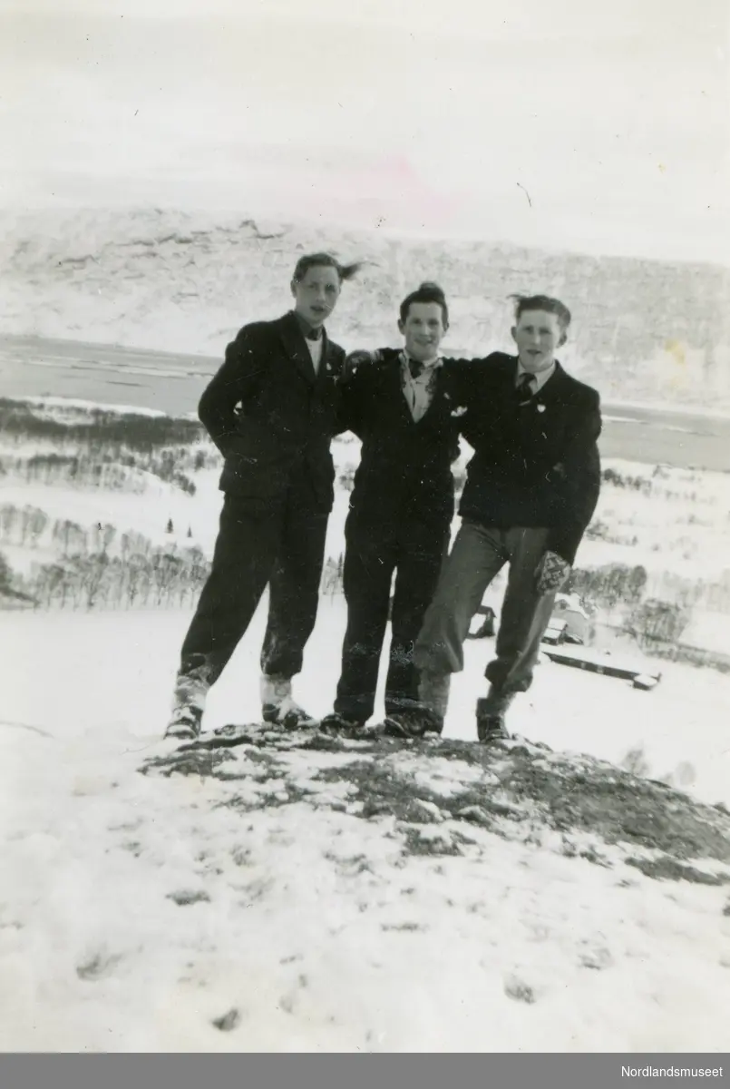 Tre menn på fjelltur. Fra Venstre: Johannes (Gutte) Johansen og Magne Kristoffersen fra Engeløya. Paul Jensen fra Laukvik i Nordfold.