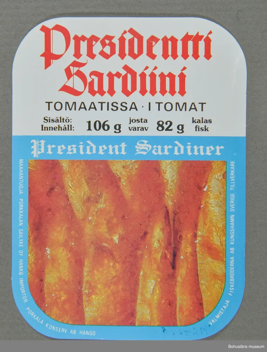 Åtta etiketter med olika motiv till Fiskebrödernas sardinburkar för inläggningar med sardiner i tomatsås. 
Etiketterna är tillverkade under olika decennier. Några med text på engelska respektive finska.