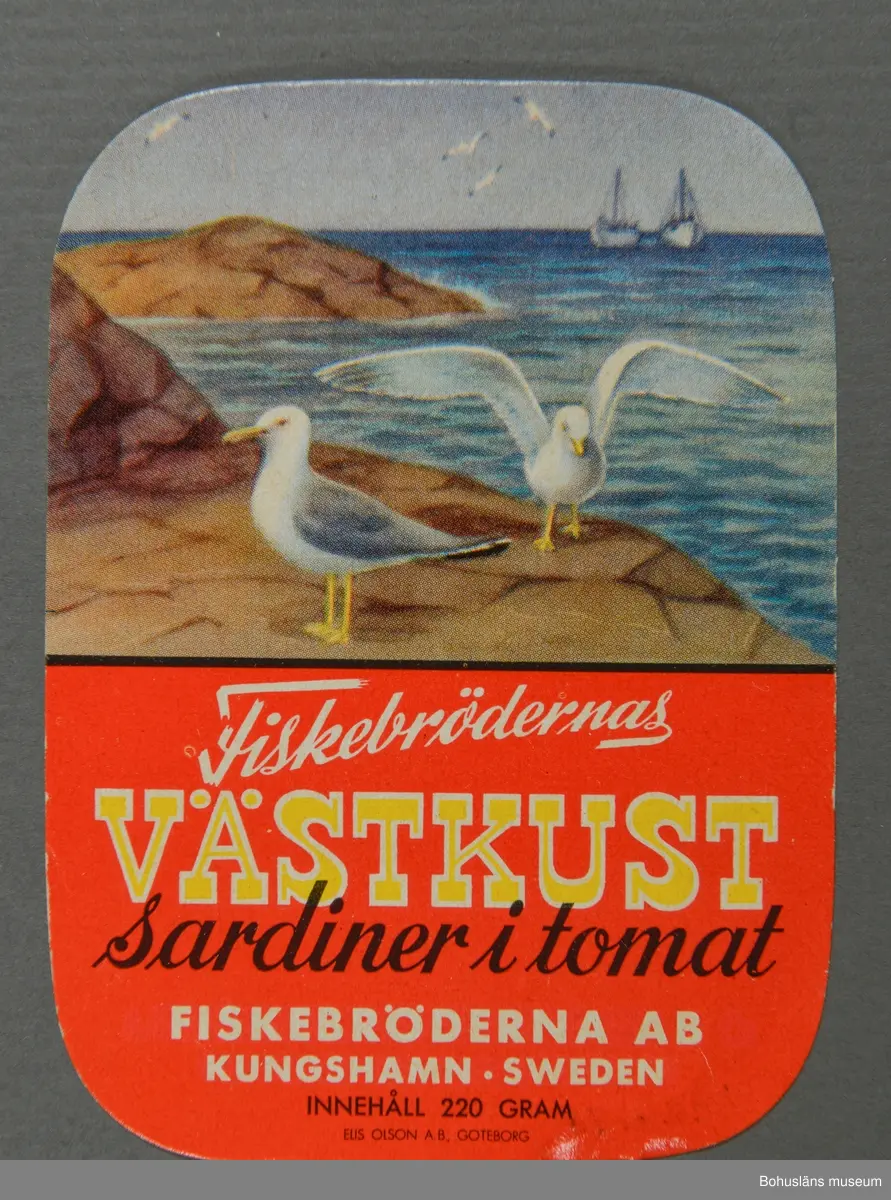 Åtta etiketter med olika motiv till Fiskebrödernas sardinburkar för inläggningar med sardiner i tomatsås. 
Etiketterna är tillverkade under olika decennier. Några med text på engelska respektive finska.