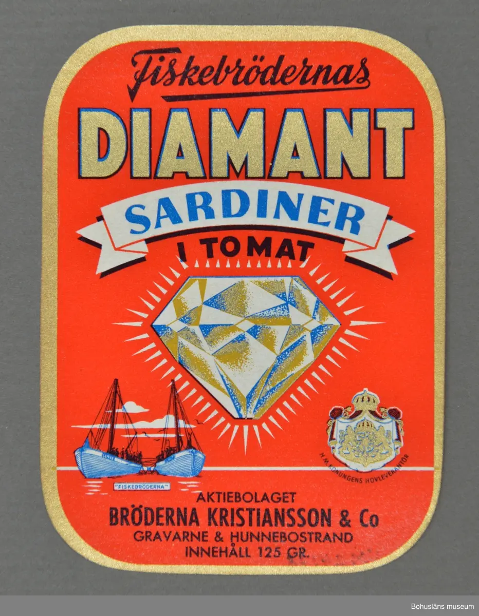 Åtta etiketter med olika motiv till Fiskebrödernas sardinburkar för inläggningar med sardiner i tomatsås. 
Etiketterna är tillverkade under olika decennier. Några med text på engelska respektive finska.