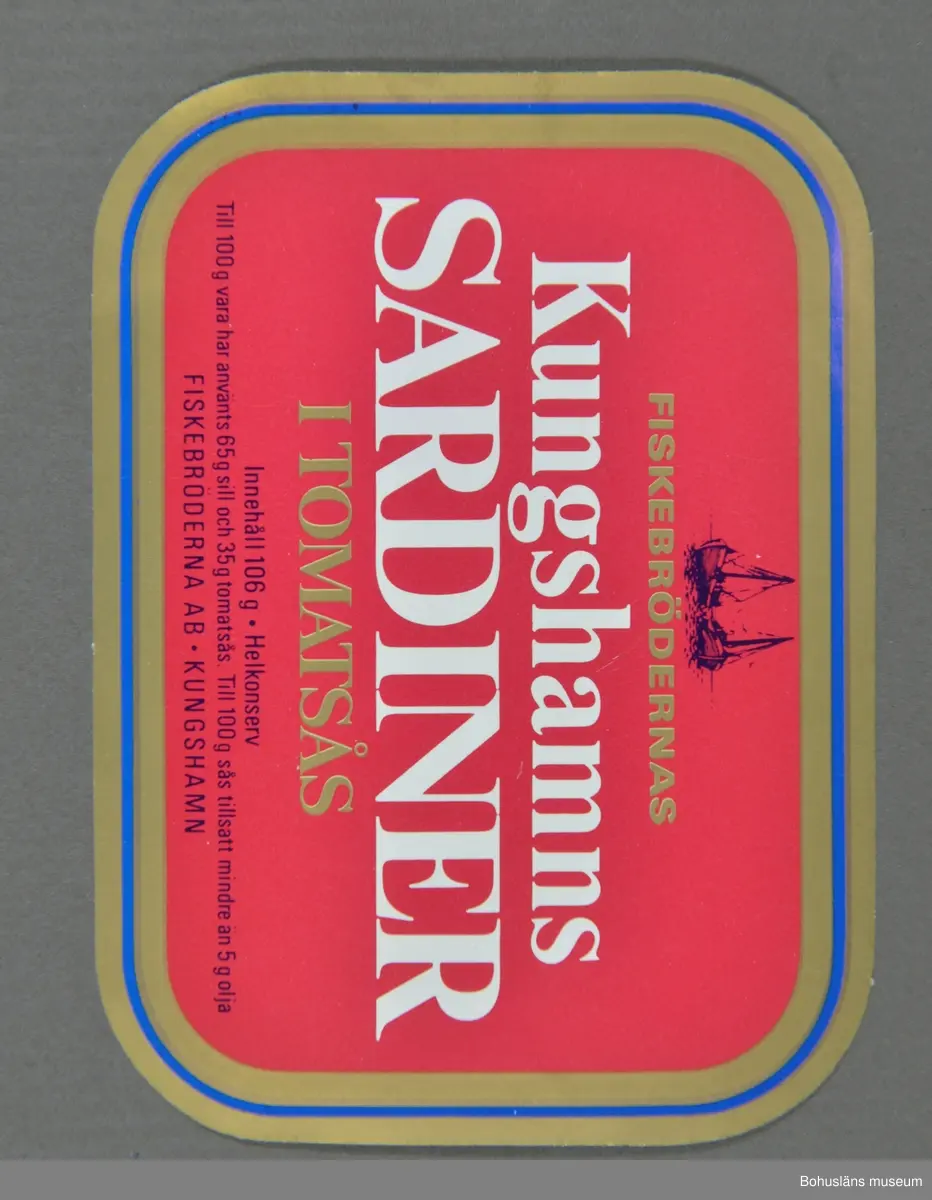 Åtta etiketter med olika motiv till Fiskebrödernas sardinburkar för inläggningar med sardiner i tomatsås. 
Etiketterna är tillverkade under olika decennier. Några med text på engelska respektive finska.