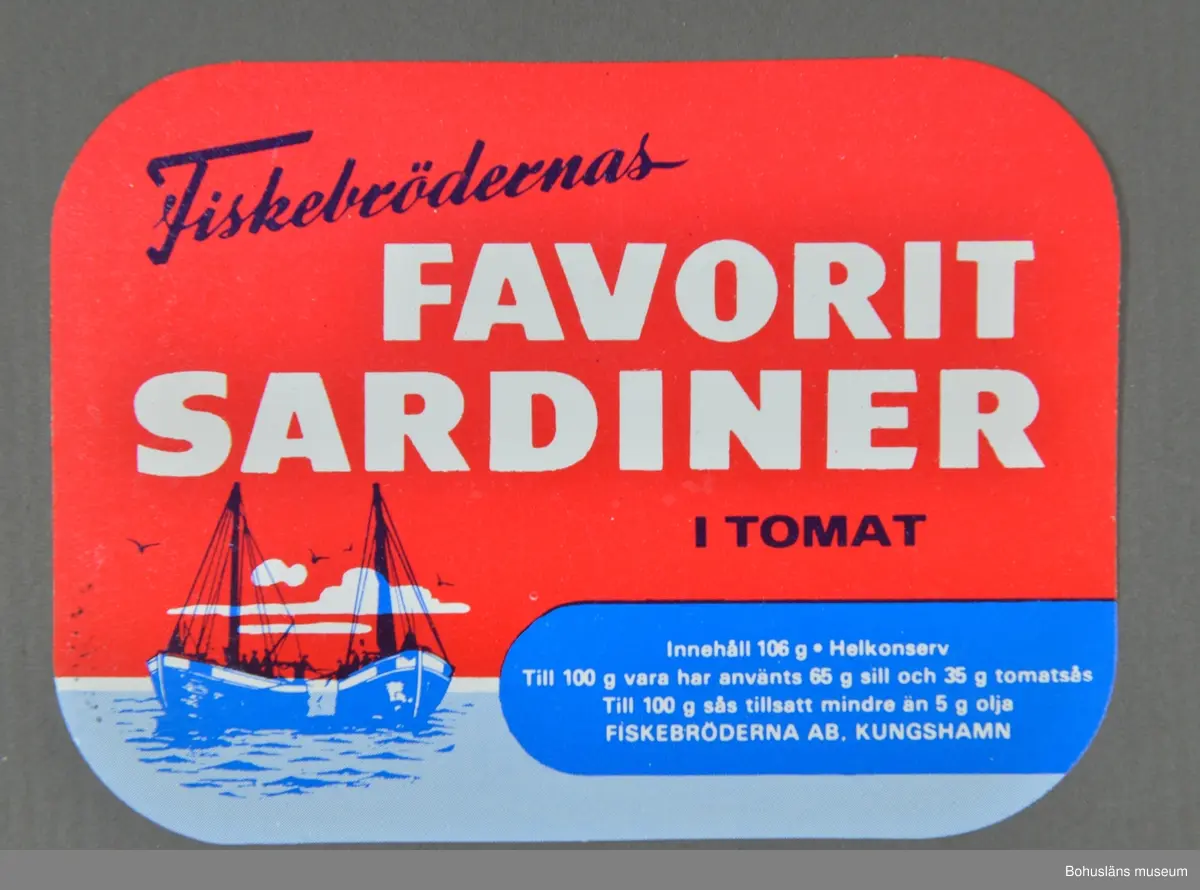 Åtta etiketter med olika motiv till Fiskebrödernas sardinburkar för inläggningar med sardiner i tomatsås. 
Etiketterna är tillverkade under olika decennier. Några med text på engelska respektive finska.