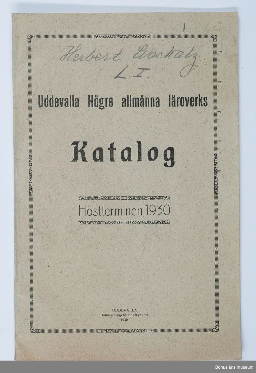 Redogörelse  för Uddevalla Högre Allmänna läroverk 1931 - 1932)
Katalogen har tillhört givarens farbror Herbert Wockatz (1913 - 1932).
