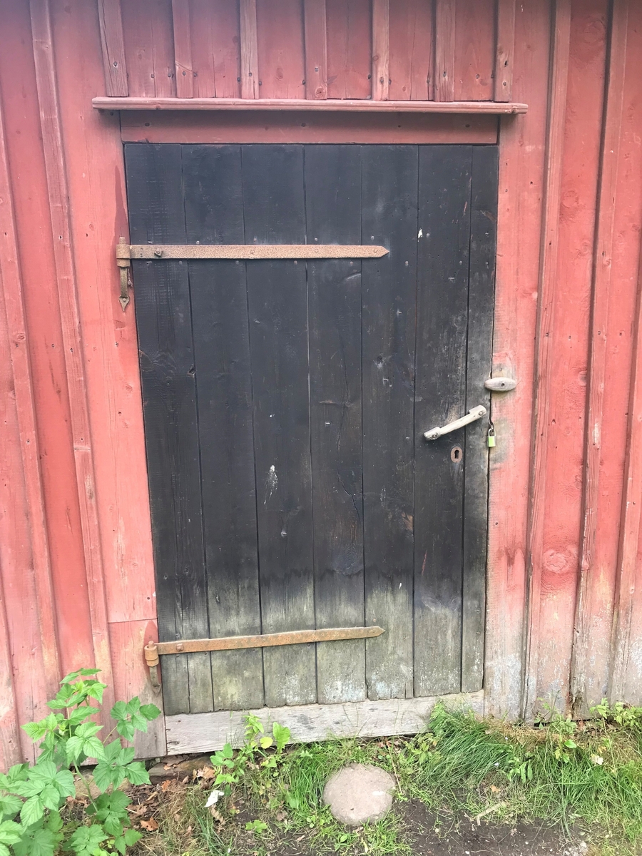 Uthuset vid Väla skola rymmer funktionerna avträde för lärarfamiljen, vedbod, fähus samt brygghus. Vedboden och brygghuset är en stolpkonstruktion, fähuset ett skiftesverk. Vedboden är klädd med stående slät panel., fähuset samt brygghus är klädd med stående locklistpanel. Fasaden är målad med röd slamfärg. På gaveln finns avträdet, längs långsidan finns tre dörrar av stående bräder som leder in till vedboden, fähuset samt brygghuset. Taket är ett sadeltak, klätt med lertegel. Skorstenen är murad samt klädd med kalksten från Kinnekulle. Lärarfamiljens avträde har ett tegelklätt pulpettak, enkupigt tegel.

Byggnaden uppfördes samtidigt med skolbyggnaden, men byggdes på med brygghusdelen 1895, då hela byggnaden också flyttades inom skoltomten. Hela uthuset flyttades till Skansen 1966, i samband med skapandet av Väla skola på Skansen.