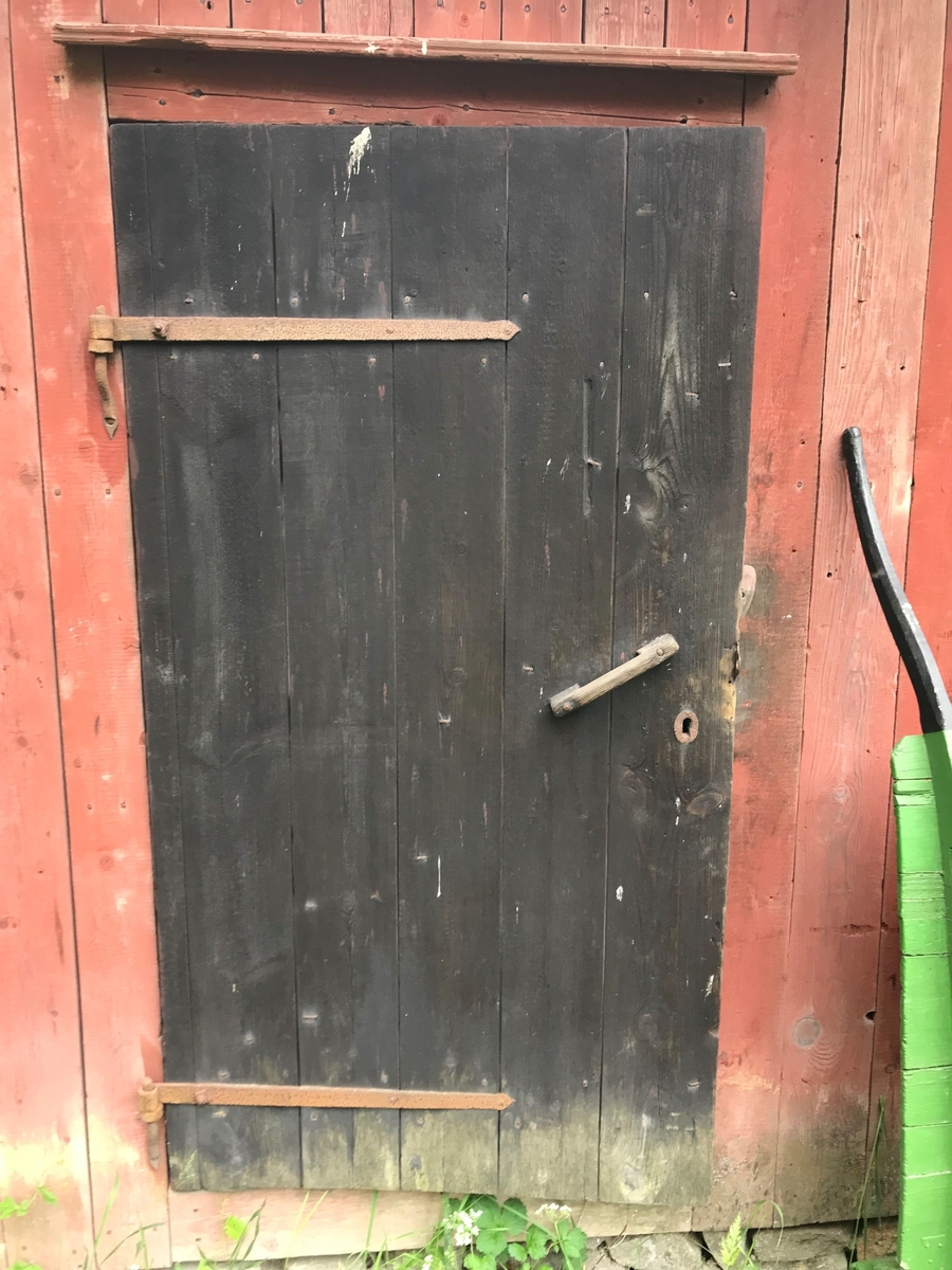 Uthuset vid Väla skola rymmer funktionerna avträde för lärarfamiljen, vedbod, fähus samt brygghus. Vedboden och brygghuset är en stolpkonstruktion, fähuset ett skiftesverk. Vedboden är klädd med stående slät panel., fähuset samt brygghus är klädd med stående locklistpanel. Fasaden är målad med röd slamfärg. På gaveln finns avträdet, längs långsidan finns tre dörrar av stående bräder som leder in till vedboden, fähuset samt brygghuset. Taket är ett sadeltak, klätt med lertegel. Skorstenen är murad samt klädd med kalksten från Kinnekulle. Lärarfamiljens avträde har ett tegelklätt pulpettak, enkupigt tegel.

Byggnaden uppfördes samtidigt med skolbyggnaden, men byggdes på med brygghusdelen 1895, då hela byggnaden också flyttades inom skoltomten. Hela uthuset flyttades till Skansen 1966, i samband med skapandet av Väla skola på Skansen.