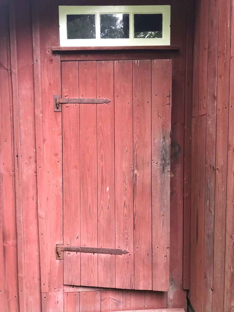 Uthuset vid Väla skola rymmer funktionerna avträde för lärarfamiljen, vedbod, fähus samt brygghus. Vedboden och brygghuset är en stolpkonstruktion, fähuset ett skiftesverk. Vedboden är klädd med stående slät panel., fähuset samt brygghus är klädd med stående locklistpanel. Fasaden är målad med röd slamfärg. På gaveln finns avträdet, längs långsidan finns tre dörrar av stående bräder som leder in till vedboden, fähuset samt brygghuset. Taket är ett sadeltak, klätt med lertegel. Skorstenen är murad samt klädd med kalksten från Kinnekulle. Lärarfamiljens avträde har ett tegelklätt pulpettak, enkupigt tegel.

Byggnaden uppfördes samtidigt med skolbyggnaden, men byggdes på med brygghusdelen 1895, då hela byggnaden också flyttades inom skoltomten. Hela uthuset flyttades till Skansen 1966, i samband med skapandet av Väla skola på Skansen.