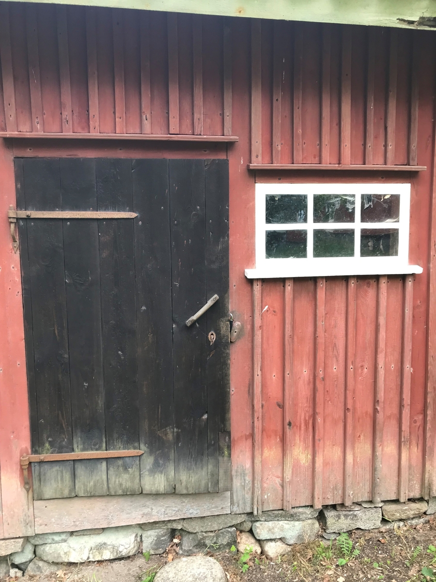 Uthuset vid Väla skola rymmer funktionerna avträde för lärarfamiljen, vedbod, fähus samt brygghus. Vedboden och brygghuset är en stolpkonstruktion, fähuset ett skiftesverk. Vedboden är klädd med stående slät panel., fähuset samt brygghus är klädd med stående locklistpanel. Fasaden är målad med röd slamfärg. På gaveln finns avträdet, längs långsidan finns tre dörrar av stående bräder som leder in till vedboden, fähuset samt brygghuset. Taket är ett sadeltak, klätt med lertegel. Skorstenen är murad samt klädd med kalksten från Kinnekulle. Lärarfamiljens avträde har ett tegelklätt pulpettak, enkupigt tegel.

Byggnaden uppfördes samtidigt med skolbyggnaden, men byggdes på med brygghusdelen 1895, då hela byggnaden också flyttades inom skoltomten. Hela uthuset flyttades till Skansen 1966, i samband med skapandet av Väla skola på Skansen.