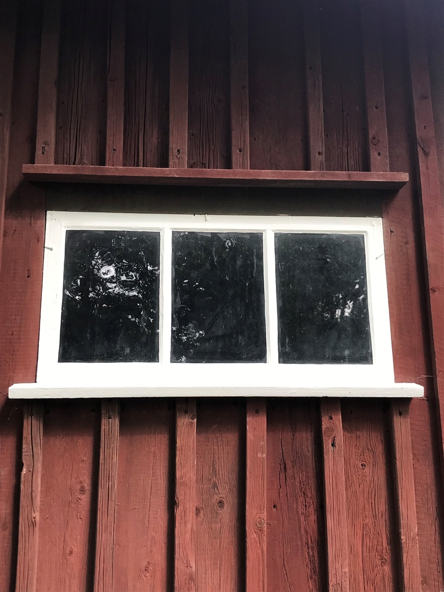 Uthuset vid Väla skola rymmer funktionerna avträde för lärarfamiljen, vedbod, fähus samt brygghus. Vedboden och brygghuset är en stolpkonstruktion, fähuset ett skiftesverk. Vedboden är klädd med stående slät panel., fähuset samt brygghus är klädd med stående locklistpanel. Fasaden är målad med röd slamfärg. På gaveln finns avträdet, längs långsidan finns tre dörrar av stående bräder som leder in till vedboden, fähuset samt brygghuset. Taket är ett sadeltak, klätt med lertegel. Skorstenen är murad samt klädd med kalksten från Kinnekulle. Lärarfamiljens avträde har ett tegelklätt pulpettak, enkupigt tegel.

Byggnaden uppfördes samtidigt med skolbyggnaden, men byggdes på med brygghusdelen 1895, då hela byggnaden också flyttades inom skoltomten. Hela uthuset flyttades till Skansen 1966, i samband med skapandet av Väla skola på Skansen.