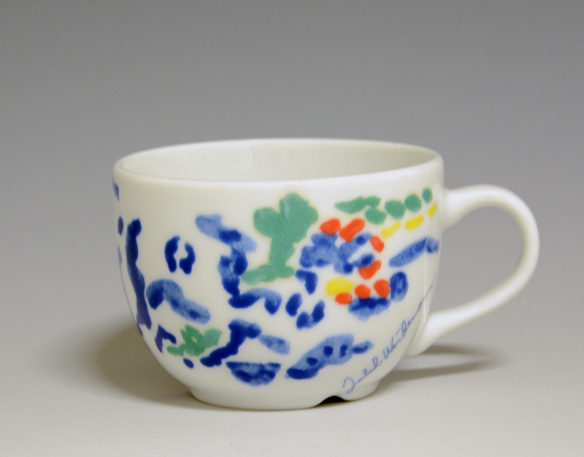 Kopp av porselen med hvit glasur. Derkorert med nonfigurativt motiv i blått, gult, grønt og rødt.
Modell: Roma av Grete Rønning
Dekor etter motiv av Jakob Weidemann