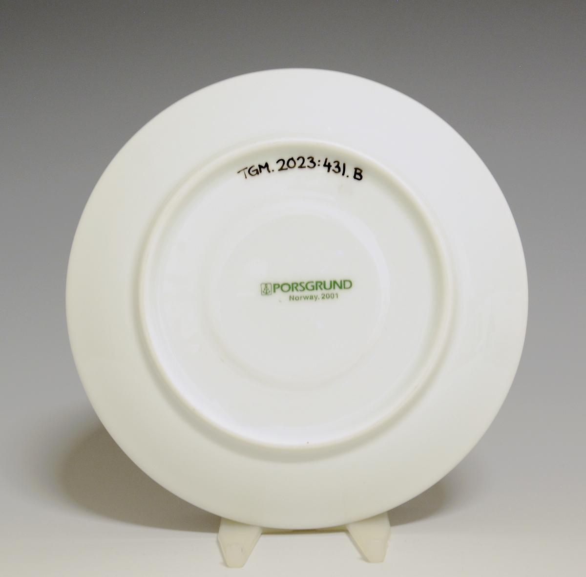 Skål av porselen med hvit glasur. Dekorert med nonfigurativt motiv i blått, gult, grønt og rødt. Jakob Weidemanns signatur på fanen.
Modell: Roma av Grete Rønning
Dekor etter motiv av Jakob Weidemann