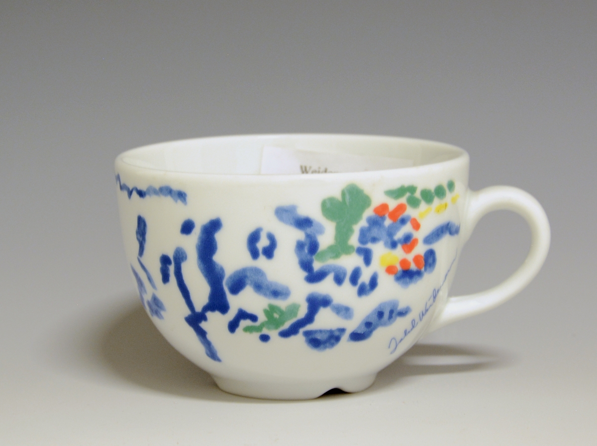 Kopp av porselen med hvit glasur. Derkorert med nonfigurativt motiv i blått, gult, grønt og rødt.
Modell: Roma av Grete Rønning
Dekor etter motiv av Jakob Weidemann
