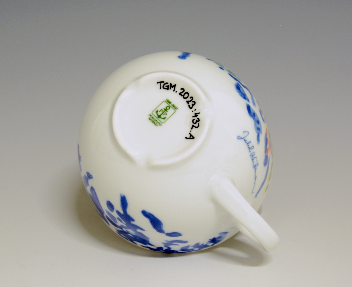 Kopp av porselen med hvit glasur. Derkorert med nonfigurativt motiv i blått, gult, grønt og rødt.
Modell: Roma av Grete Rønning
Dekor etter motiv av Jakob Weidemann
