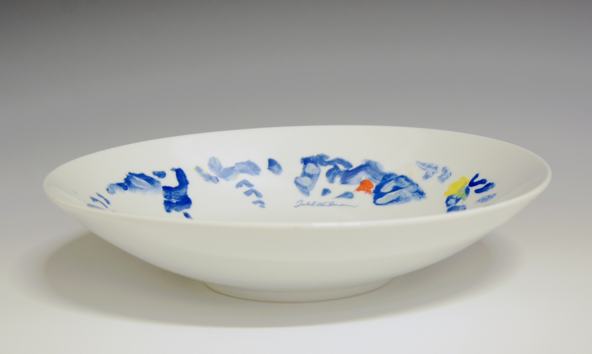 Fat av porselen med hvit glasur. Dekorert med nonfigurativt motiv i blått, gult, grønt og rødt. Jakob Weidemanns signatur på fanen.
Modell: 2591.4
Dekor etter motiv av Jakob Weidemann
Prøve