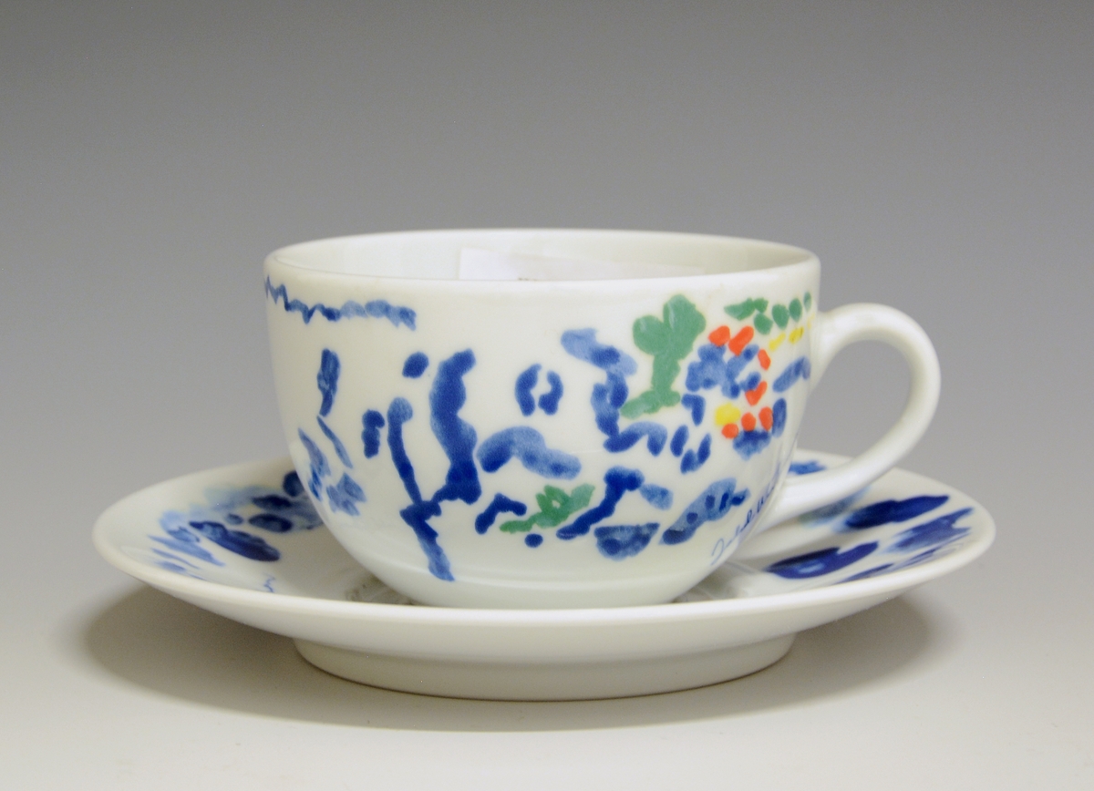 Skål av porselen med hvit glasur. Dekorert med nonfigurativt motiv i blått, gult, grønt og rødt. Jakob Weidemanns signatur på fanen.
Modell: Roma av Grete Rønning
Dekor etter motiv av Jakob Weidemann
