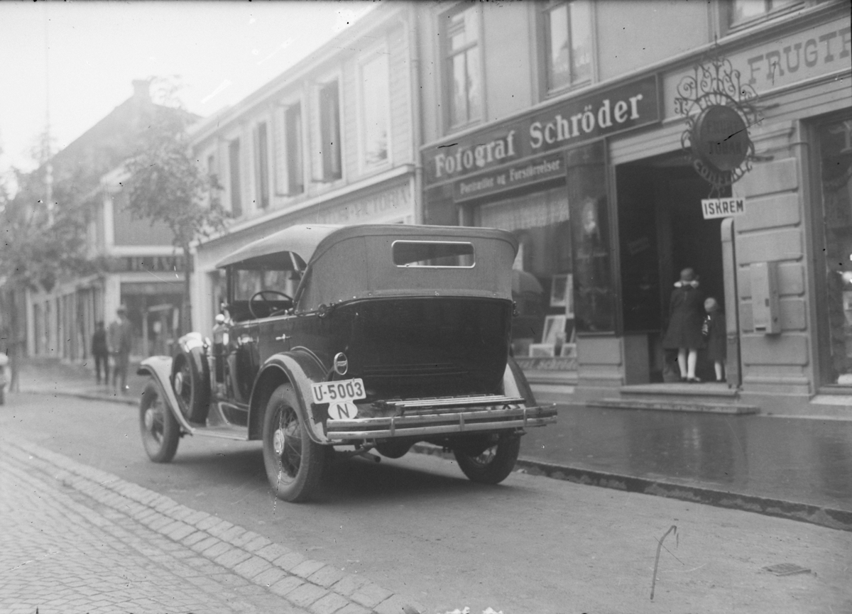 Alf Schrøders nye Chevrolet foran fotobutikken i Nordre gate 6.