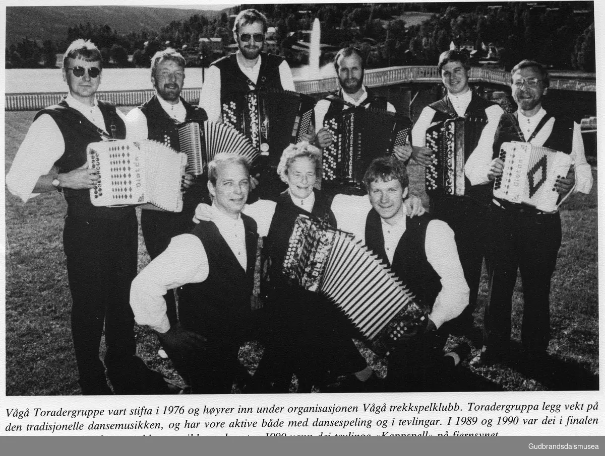 Vågå toradergruppe vart stifta i 1976 og høyrer inn under organisasjonen Vågå trekkspelklubb. Toradergruppa legg vekt på den tradisjonelle dansemusikken, og har vore aktive både med dansespeling og i tevlingar. i 1989 og 1990 var dei i finalen på Landsfestivalen for gammaldansmusikk, og hausten 1990 vann dei tevlinga "Kappspel" på fjernsynet. 
Bak frå v.: Pål Grev, Steinar Bolstad, Ola Veggum, Jan Fyrun, Jan Visdal, Ivar Bolstad.
Framme: Fritjof Eliassen, Anna Odnes og Ole Foss

Vågåkalenderen 1992, utgjevar: Vågå Kameraklubb