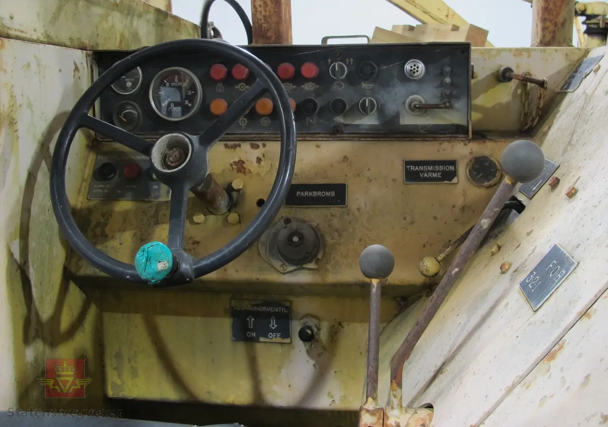Normet PK 6000 D. 24 tonns gul dumper med 4 hjul, 2 akslinger. 6-sylindret luftavkjølt 9,6 liters Deutz dieselmotor med betegnelsen F6L 413 FW som yter 139 hk. Motoren har motornummer 6581711. Rammestyrt med 3 gir fremover, og revers. Dumperens toppfart er på 25 km/t. Har dumperkasse på 7 m3.