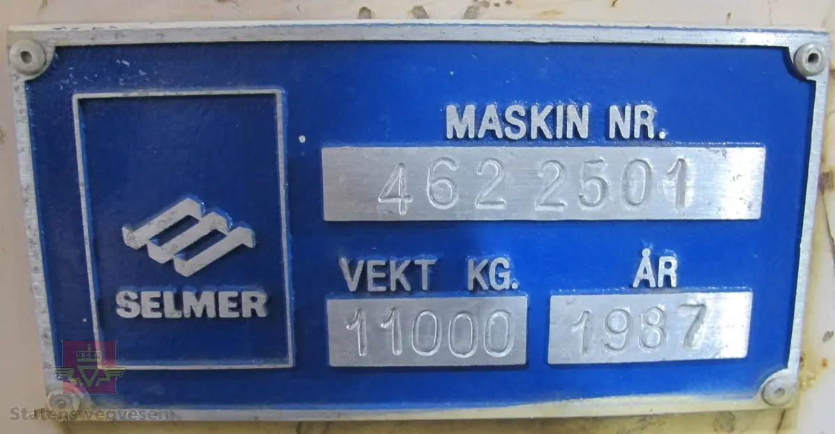 Normet PK 6000 D. 24 tonns gul dumper med 4 hjul, 2 akslinger. 6-sylindret luftavkjølt 9,6 liters Deutz dieselmotor med betegnelsen F6L 413 FW som yter 139 hk. Motoren har motornummer 6581711. Rammestyrt med 3 gir fremover, og revers. Dumperens toppfart er på 25 km/t. Har dumperkasse på 7 m3.