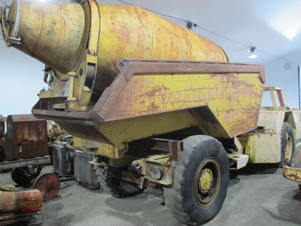 Normet PK 6000 D. 24 tonns gul dumper med 4 hjul, 2 akslinger. 6-sylindret luftavkjølt 9,6 liters Deutz dieselmotor med betegnelsen F6L 413 FW som yter 139 hk. Motoren har motornummer 6581711. Rammestyrt med 3 gir fremover, og revers. Dumperens toppfart er på 25 km/t. Har dumperkasse på 7 m3.