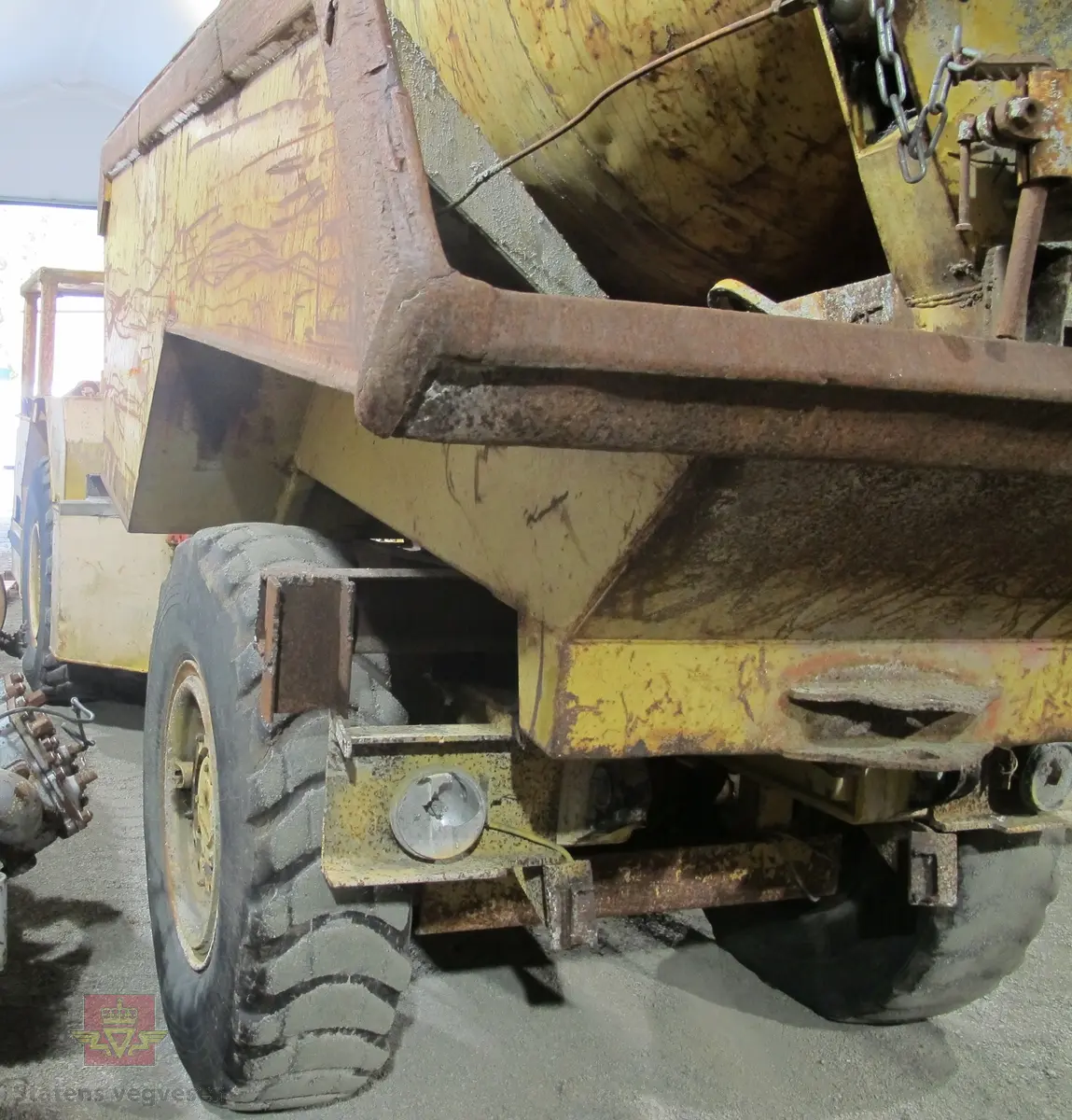 Normet PK 6000 D. 24 tonns gul dumper med 4 hjul, 2 akslinger. 6-sylindret luftavkjølt 9,6 liters Deutz dieselmotor med betegnelsen F6L 413 FW som yter 139 hk. Motoren har motornummer 6581711. Rammestyrt med 3 gir fremover, og revers. Dumperens toppfart er på 25 km/t. Har dumperkasse på 7 m3.