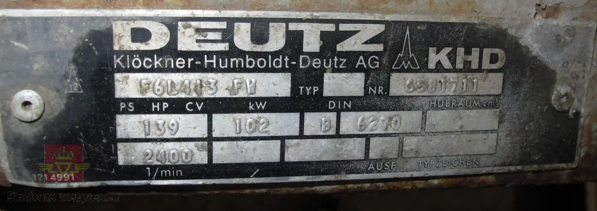 Normet PK 6000 D. 24 tonns gul dumper med 4 hjul, 2 akslinger. 6-sylindret luftavkjølt 9,6 liters Deutz dieselmotor med betegnelsen F6L 413 FW som yter 139 hk. Motoren har motornummer 6581711. Rammestyrt med 3 gir fremover, og revers. Dumperens toppfart er på 25 km/t. Har dumperkasse på 7 m3.
