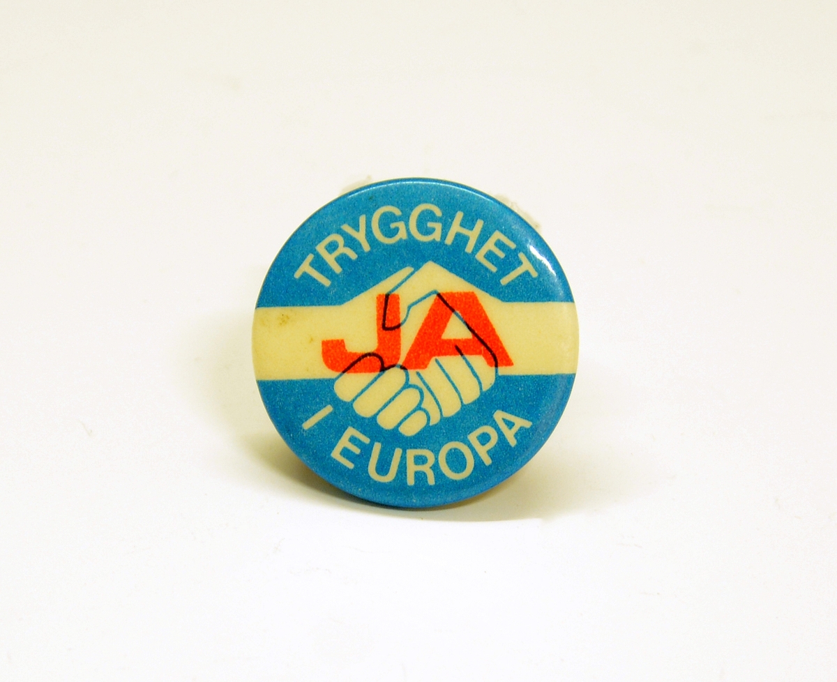 Buttons (jakkemerker) med "Ja til EF"-symboler, "Nei til EF"-symboler, "STEM NEI FOLKEBEVEGELSEN", "Ja til Høyre" og "A-velger" m. fl. Fra EF-kampen 1972. Postkort med "MOT EEC"