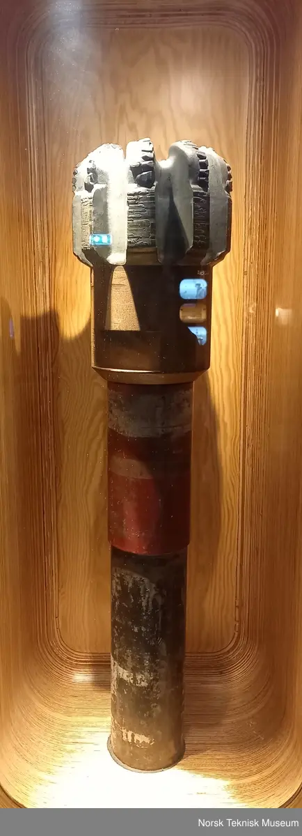 PDC - Polycrystalline Diamond Compound borekrone. Hodet på krona er i ukjent metallisk materiale ("matrix"?), tennene i PDC, halsen i stål. PDC-tennene sitter i spiralform på hodet.

Hodet er muligens av hva som beskrives om "Matrix", en umagnetisk forbindelse av tungstenkarbid og et metallisk element.