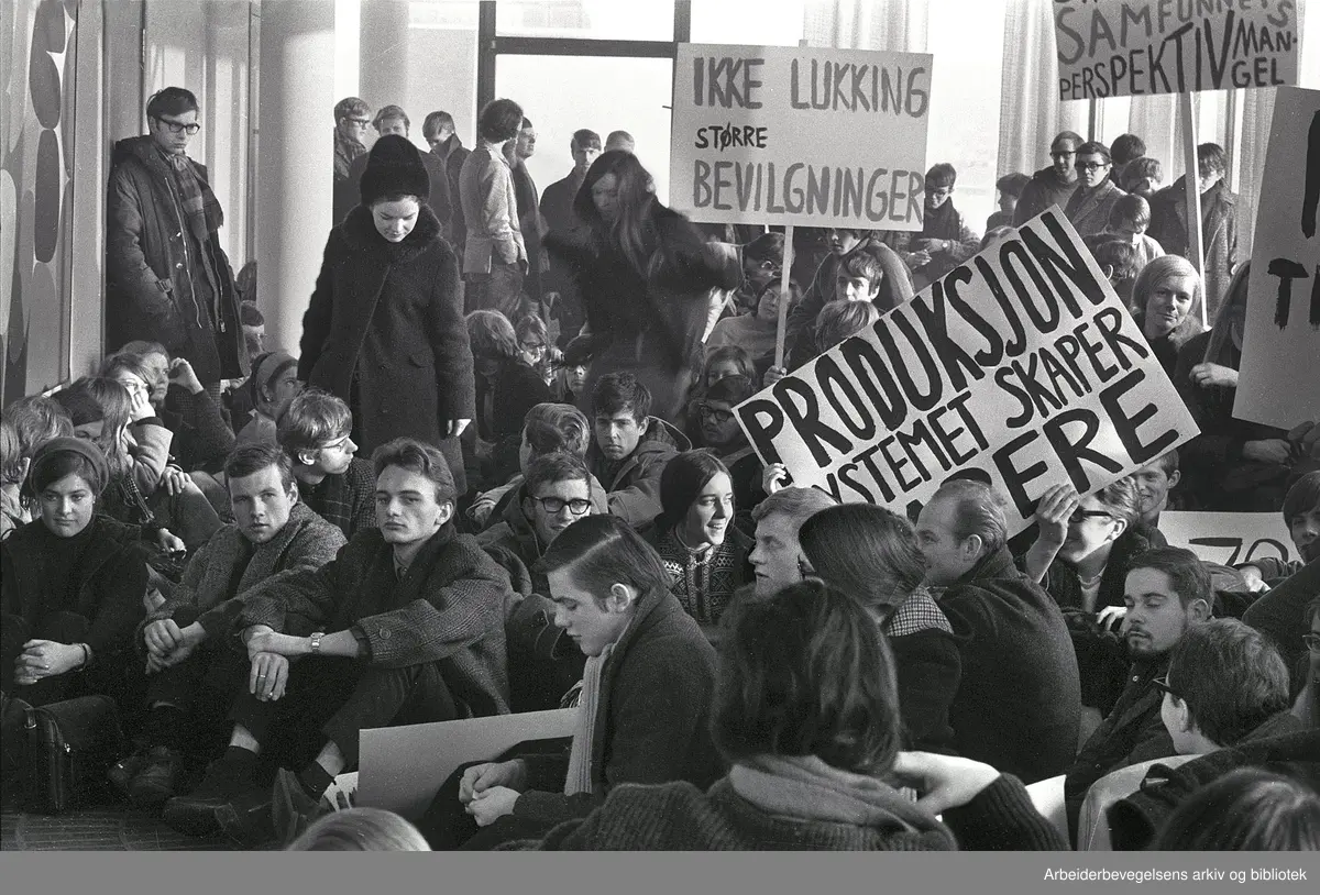 "Mot studentrevolusjon på Blindern?" Studentene okkuperte det akademiske kollegium for å protestere mot lukkingen av psykologi-studiet. Februar 1969