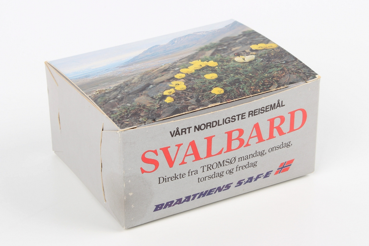 Eske fra servering om bord flyvning. Esken inneholder en våtserviett, en liten sjokoladebit og sjokoladepapir.
Med trykt annonse for en hotellkjede inni esken.