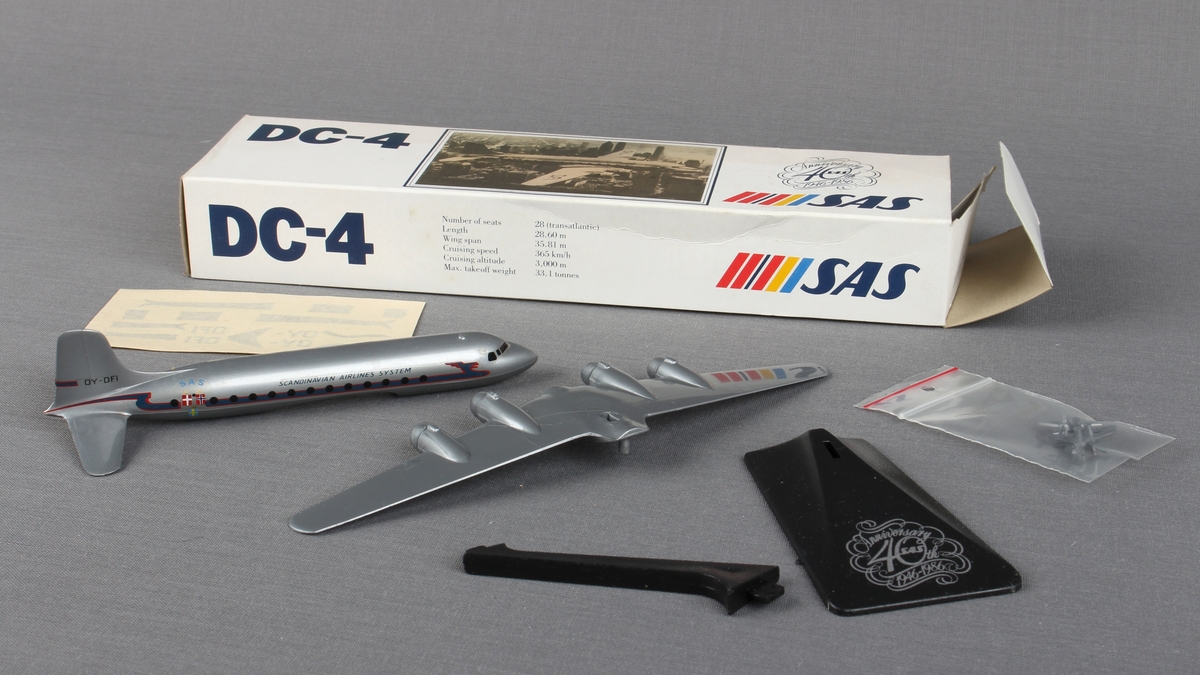 Modellfly av type DC-4 i eske.