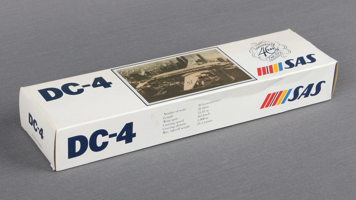 Modellfly av type DC-4 i eske.