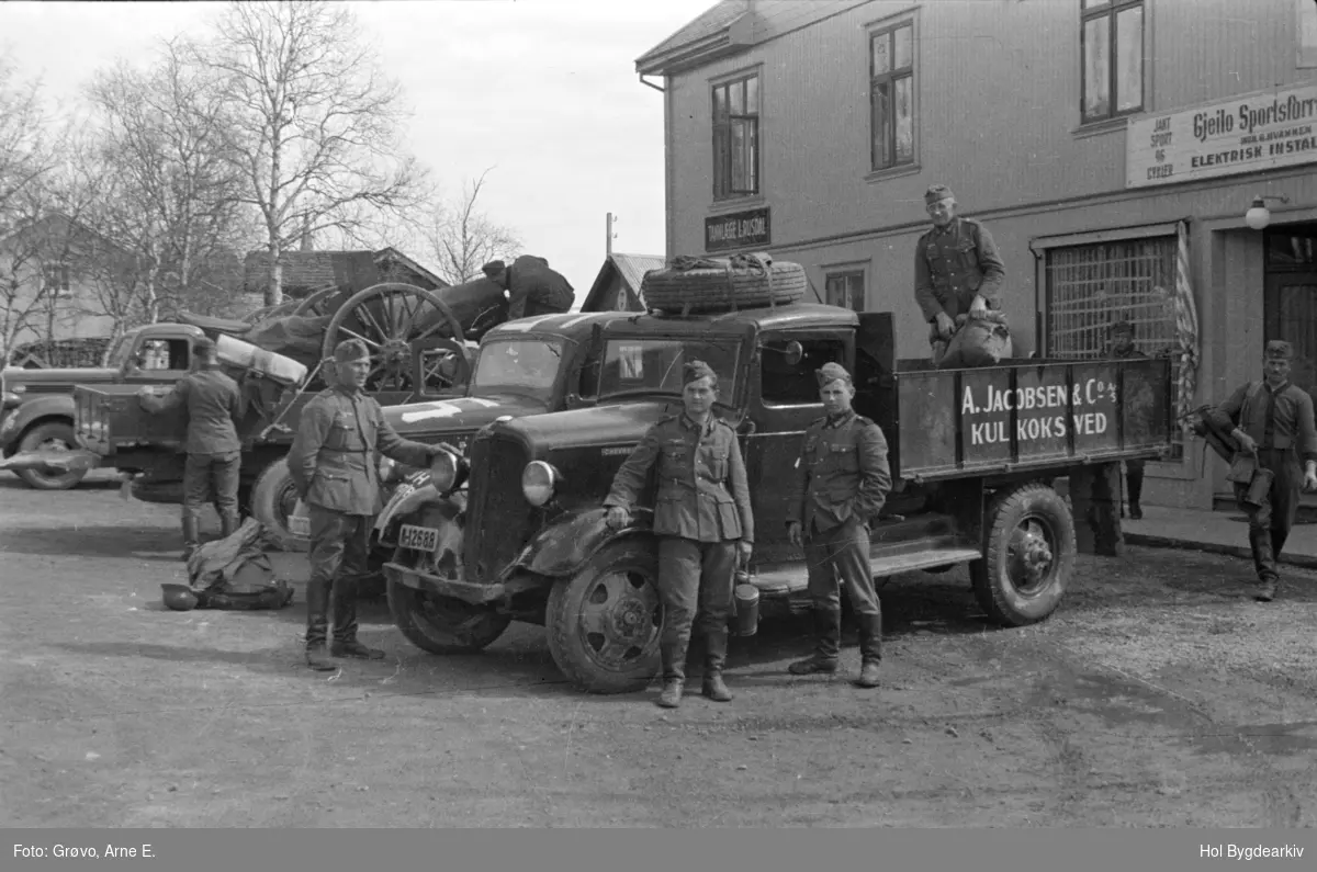 Chevrolet 1934-35, rekvirert av tyskerne i Oslo. Okkupasjon, kanoner, soldatar, lastebilar, tyskarar, hakekors
