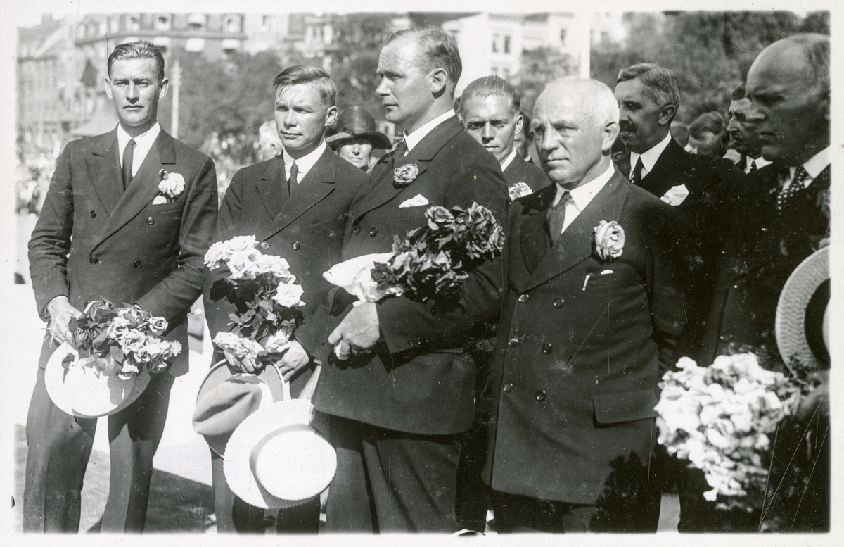 Ekspedisjonsdeltagere mottatt på Honnørbrygga (Bilde 1) - Roald Amundsens ankomst til Oslo med S/S "Bergensfjord" efter "Norge"s færden over Polen - 16. juli 1926.