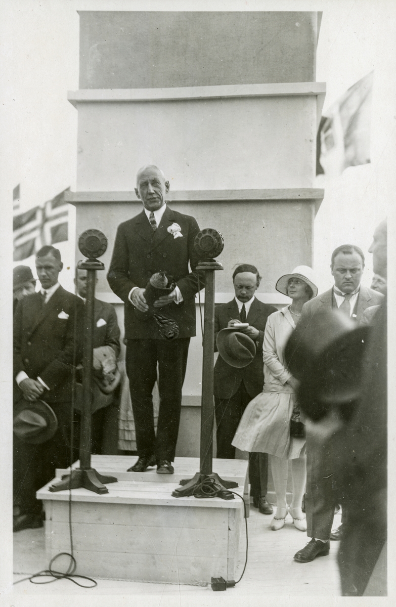 Roald Amundsen taler fra talerstol med to store mikrofoner - Roald Amundsens ankomst til Oslo med S/S "Bergensfjord" efter "Norge"s færden over Polen - 16. juli 1926.