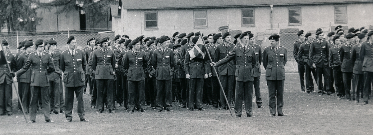 Regementets och försvarsområdets dag den 4 maj 1974

Bild 1 Delar av grundutbildningsbataljonen med bataljonchefen överstelöjtnant Björn Bernroth i täten, bakom honom syns löjtnant Göran Dahlström framför 3.komp. Bland befälen i första raden syns bla fanjunkarna Stig Brantgård, Karl-Erik Nord och Harry Söderberg.

Bild 2 Kasernkompaniet under ledning av kapten Bengt-Eric Murray.

Bild 3 Bredvid kasernkompaniet står 6. komp med majoren Björn von Porat som chef. Bland befälen i främre raden syns bla löjtnant Lorens Westerlund och överfurirerna Ulf Söderström och Per Andersson samt Carl-Wilhelm von Eckerman