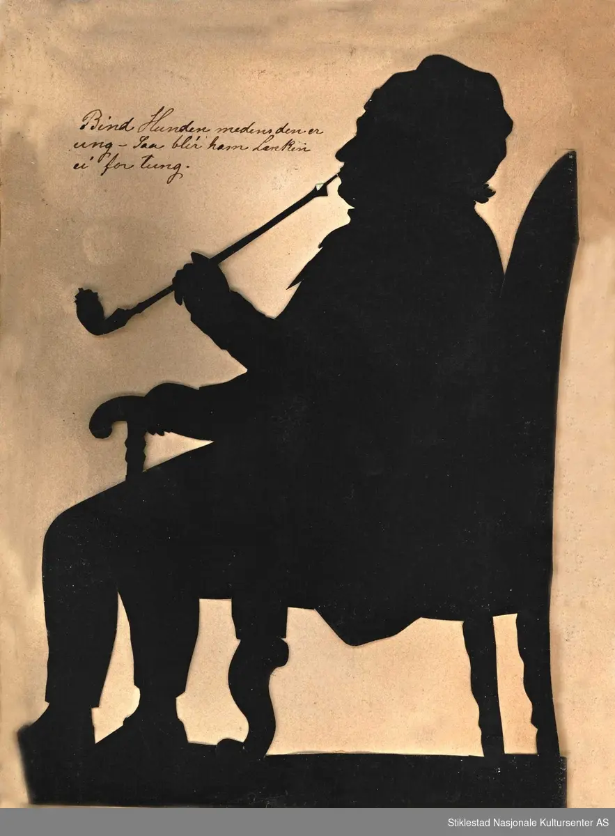 Siluettportrett av mann sittende i stol med langpipe